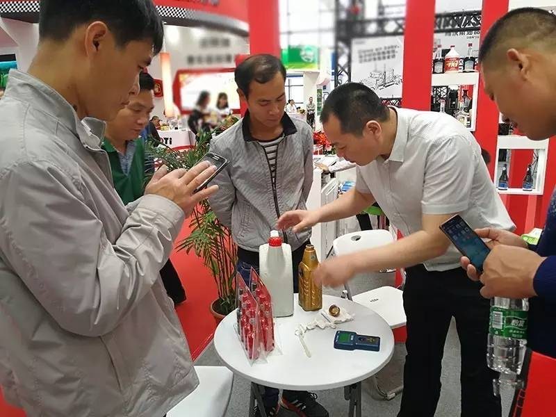 祁总为参展用户展示油膜水平仪__商机苑