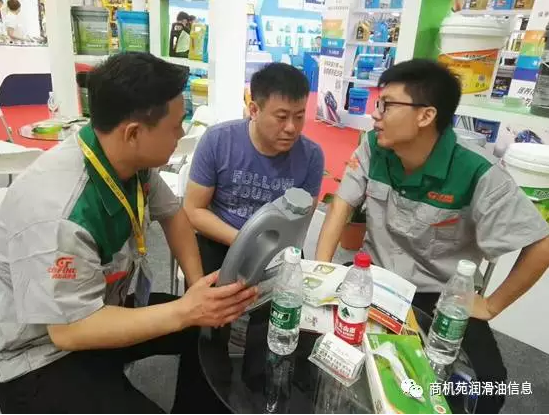 （科发工作人员在与客户介绍产品）