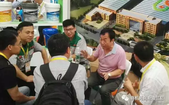 （张总亲自在展会上接待来访客人）